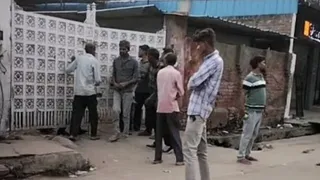 शास्त्रीपुरम में ड्राईडे के दिन गेट के अंदर से बाहर शराब की डिलीवरी करते सेल्समैन। वीडियो ग्रैब