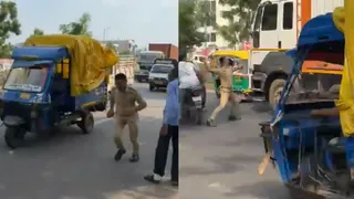 अहमदाबाद में नो-एंट्री में घुसे ट्रक पर कांस्टेबल ने फेंकी ईंट(फोटो: सोशल मीडिया)