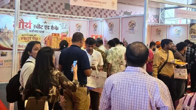 नोएडा ट्रेड शो में चमके अयोध्या के पारंपरिक उत्पाद, कुल्हड़ वाली दही-जलेबी और चिकनकारी ने जीता दिल
