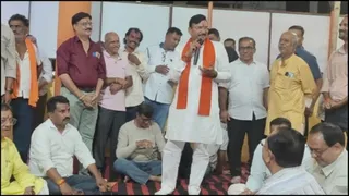 बड़वानी में बैठक के दौरान लोगों को संबोधित करते सांसद गजेंद्र सिंह शेखावत।