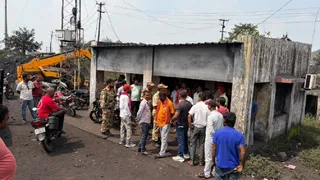 BCCL Bansjoda Colliery के पीओ का घेराव करते मजदूर। (फोटो जागरण)