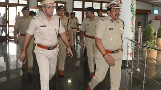 बैठक में भाग लेते जाते उत्तरी छोटानागपुर प्रक्षेत्र बोकारो के पुलिस महानिरीक्षक शैलेन्द्र कुमार सिन्हा और साथ में धनबाद एसएसपी प्रभात कुमार। (फोटो जागरण)