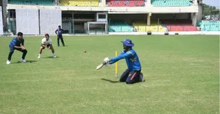 ग्रीन पार्क स्टेडियम में आयोजित रणजी कैंप में अभ्यास करते खिलाड़ी। जागरण