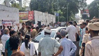 प्रयागराज में पानी टंकी पर चढ़ कर महिला के हंगामा करने के दौरान जुटी भीड़। जागरण आर्काइव