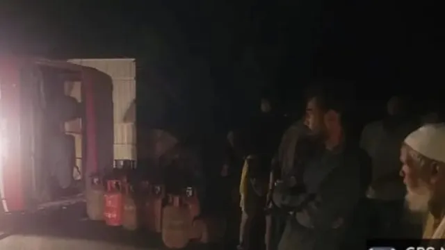 पलामू में गैस सिलिंडर से लदा ट्रक पलटा, बाल-बाल बचे लोग; शराब के नशे में था ड्राइवर