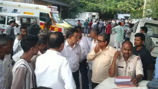 गिरिडीह सदर अस्पताल में जुटे लोग और घटना की जानकारी लेती पुलिस। (फोटो जागरण)