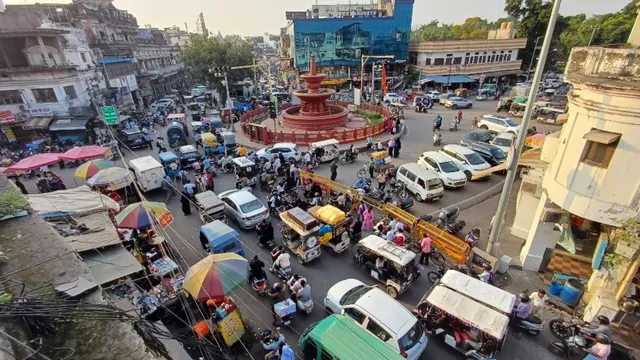 लखनऊ में चौपट चौराहे: चौक चौराहा पर आधी सड़क अतिक्रमण की जद में, वाहनों के लिए बचा महज एक रास्ता