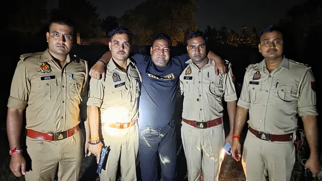 मेरठ में व्यापारी को गोली मारने का आरोपित इनामी बदमाश मुठभेड़ के बाद गिरफ्तार, पैर में गोली लगने से हुआ घायल