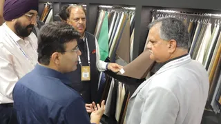 सींगना स्थित आगरा ट्रेड सेंटर में शनिवार को एफमेक द्वारा आयोजित मीट एट आगरा तीन दिवसीय शू फेयर में लगी स्टाल पर लेदर देखते उप्र राज्य परिवर्तन आयोग के सीईओ मनोज कुमार सिंह। साथ हैं पूरन डावर व उपेंद्र सिंह लवली। जागरण