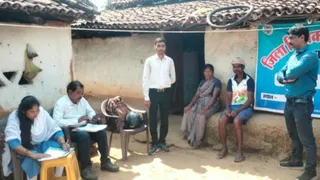 घर पहुंची डालसा की टीम। (जागरण)