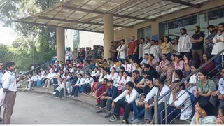टांडा अस्पताल में प्रशिक्षु डॉक्टर से छेड़छाड़ के विरोध में हड़ताल पर उतरे डॉक्टर्स। जागरण