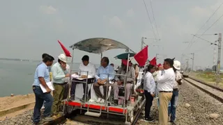 राजेंद्र पुल के समानांतर बने नए रेल पुल का निरीक्षण करते रेल संरक्षा आयुक्त गुरु प्रकाश व अन्य रेल अधिकारी। सौ. ईसीआर