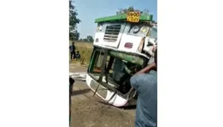 तेलंगाना में बस पलटने से बड़ा हादसा।