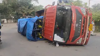 ट्रक पलटा। फोटो जागरण