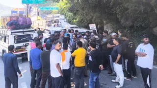 यातायात व्यवस्था भी ध्वस्त हो गई। जागरण