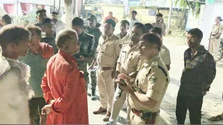 औरंगाबाद के नबीनगर में ग्रामीणों से बात करते पुलिस अधिकारी