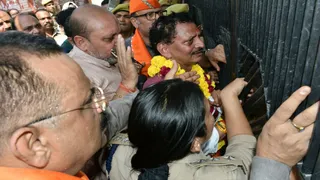 भाजपा की ओर से शिक्षा एम एल सी चुनाव के लिए नामांकन करने पहुंचे प्रत्याशी प्रमोद मिश्रा उनके साथ प्रतिनिधि, अंदर जाने के लिए पुलिस के साथ हुई नोक झोक। - जागरण