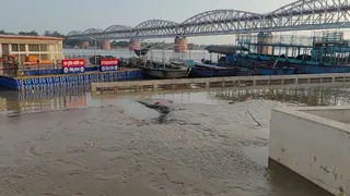 नमो घाट पर एयर शो की तैयारियां, सिल्ट और कीचड़ बनी चुनौती।