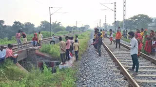 सोनभद्र में रेलवे ट्रैक पर मिला युवक का क्षत-विक्षत शव, पुलिस जांच में जुटी।