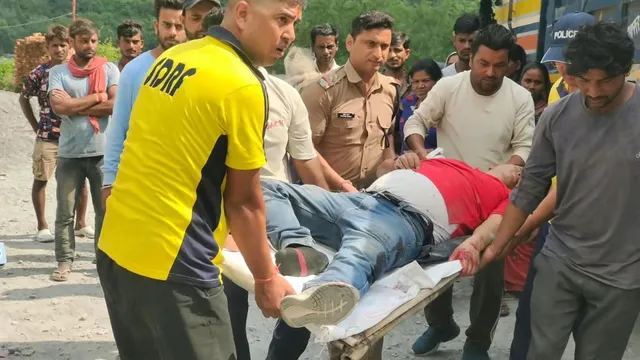देहरादून के सहस्त्रधारा में खाई में गिरी कार, एसडीआरएफ ने तीन घायलों को बचाया
