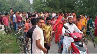 युवक का शव मिलने के बाद एकत्रित हुए ग्रामीण।