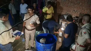 धौलपुर। नकली दूध की फैक्ट्री में कार्रवाई करती पुलिस। फोटो- जागरण।