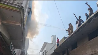 जानसठ कस्बे में क्रॉकरी के गोदाम में लगी आग