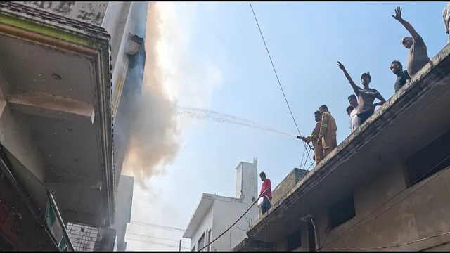 मुजफ्फरनगर: क्रॉकरी के गोदाम में भीषण आग से लाखों का सामान खाक, कॉलोनी में मची अफरातफरी 
