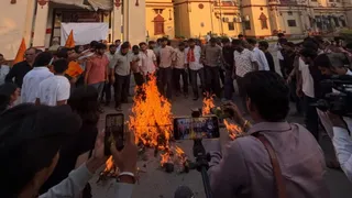 बीएचयू में छात्रों और प्रॉक्टोरियल बोर्ड के बीच झड़प, प्रशासन के खिलाफ पुतला दहन।