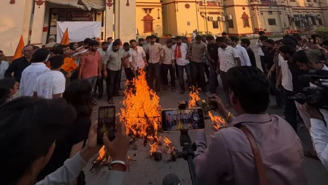 बीएचयू में पुतला दहन पर भिड़े छात्र-प्रॉक्टोरियल बोर्ड, केंद्रीय कार्यालय के पास प्रशासन के खिलाफ नारेबाजी
