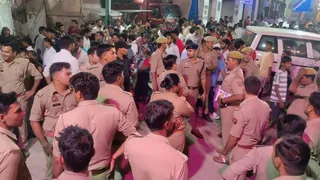 मेला में पहुंची पुलिस।