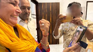 परवीन हुड्डा के गोल्ड जीतने पर खुशी मनाती मां। फोटो जागरण