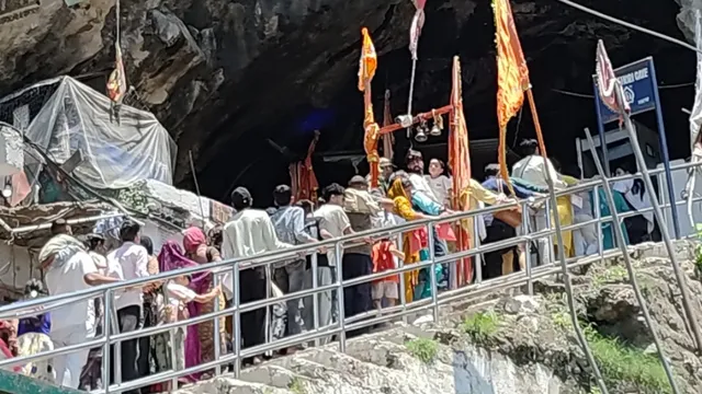 जम्मू-कश्मीर: शिवखोड़ी में रोज उमड़ रहे 4000 श्रद्धालु, नवरात्र पर खास इंतजाम; आरती के साथ रुद्राभिषेक का भी मौका
