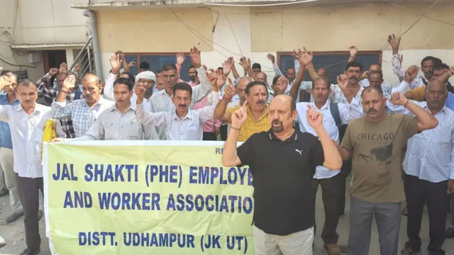 ₹311 रोज की मजदूरी, 70 महीने का वेतन बकाया, ऊधमपुर में जल शक्ति विभाग के डेलीवेजरों का प्रदर्शन; आंदोलन की चेतावनी