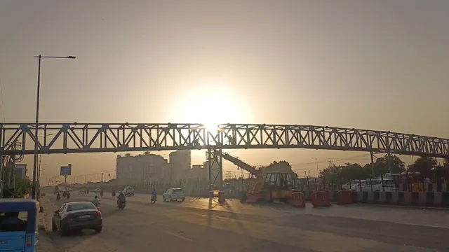 दिल्ली-मेरठ एक्सप्रेसवे पर फुटओवर ब्रिज का निर्माण शुरू, पैदल यात्रियों को मिलेगी लिफ्ट की सुविधा
