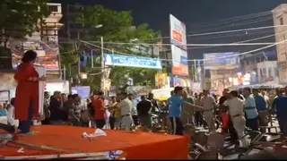 बंगाल में एसएफआई की सभा में हंगामा, मंच-कुर्सियां तोड़ीं
