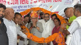 बिंदवाड़ा में माला पढ़ना कर केंद्रीय मंत्री को स्वागत करते लोग. सौ. पार्टी
