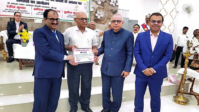 चार दशक पुराने भू-विवाद में सुलह होने पर जौनपुर न्यायालय में वरिष्ठ अधिवक्ताओं का हुआ सम्मान
