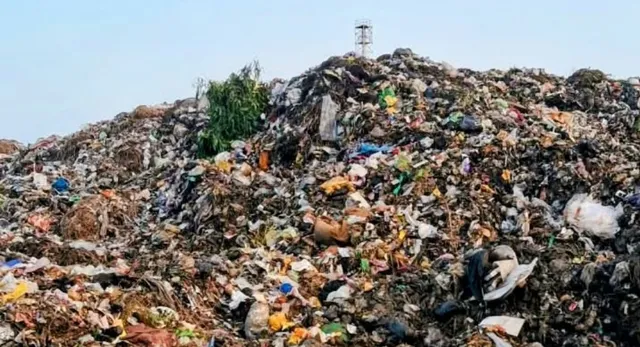 गोरखपुर के सुथनी में 60 हजार टन कूड़े का पहाड़, भुगतान न मिलने से ठप हुआ निस्तारण
