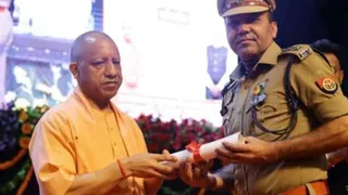 लखनऊ में एथलीट कुलदीप को सम्मानित करते प्रदेश के मुख्यमंत्री योगी आदित्यनाथ