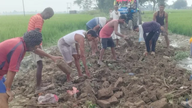 जनप्रतिनिधियों से नहीं मिली मदद तो गाजीपुर में ग्रामीणों ने खुद संभाला मोर्चा, बना डाली 6 KM लंबी सड़क

