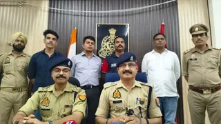 चोरी के जानकारी देते पुलिस अधिकारी।