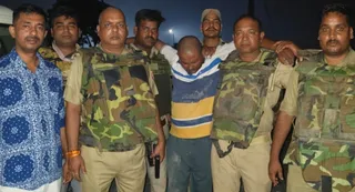 गोला पुलिस ने मुठभेड़ में किया गिरफ्तार। सौ- पुलिस