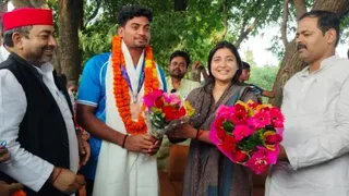खिलाड़ी रोहित यादव को पुष्प गुच्छ देकर बधाई देतीं मछलीशहर विधायक डॉ. रागिनी सोनकर।