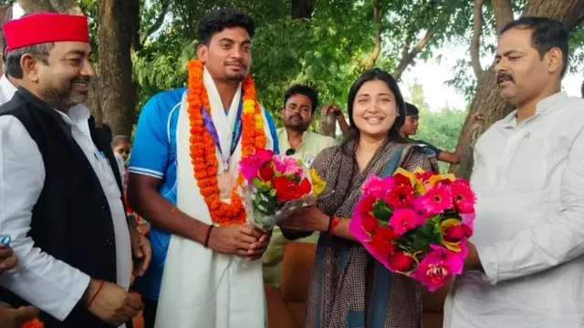 एशियन गेम्स में ब्रॉन्ज मेडल विजेता रोहित यादव के घर तक बनेगी पक्की सड़क, विधायक रागिनी सोनकर ने किया वादा
