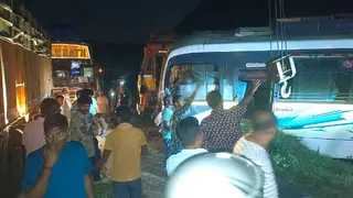 चुटूपालू घाटी में दुर्घटनाग्रस्त वाहनों के पास लगी भीड़। जागरण