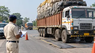 रांची में ओवरलोड वाहनों पर निगरानी व्यवस्था कमजोर। (एआई जेनरेटेड इमेज)