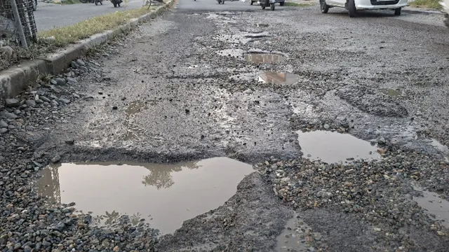 कब सुधरेंगी कठुआ की सड़कें? कालीबाड़ी से शहीदी चौक तक गड्ढे ही गड्ढे, जनता परेशान; रात में बढ़ जाता खतरा
