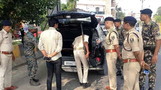 मोहनपुर पुल पर चेकिंग करती पुलिस टीम व मौजूद एसपी। फोटो: जागरण