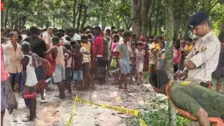 शव मिलने के बाद घटनास्थल पर एकत्रित ग्रामीण।